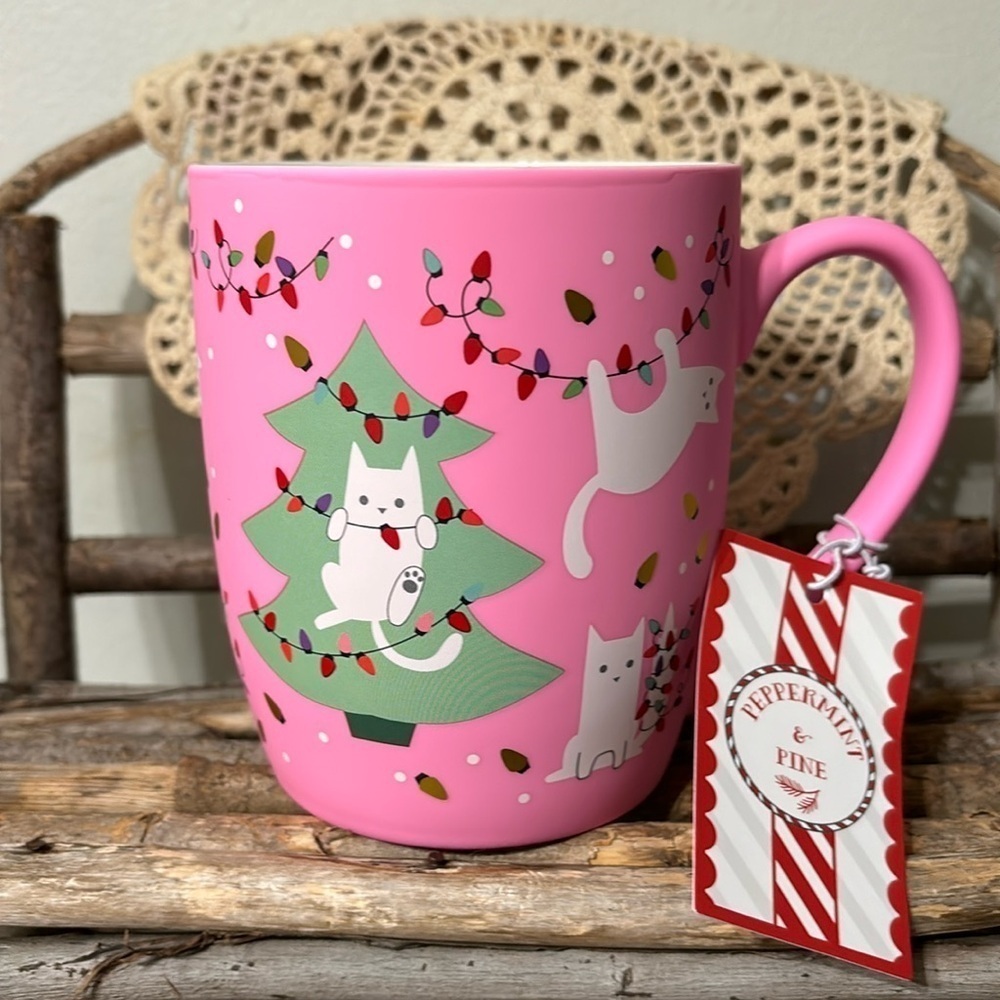 NWT PEPPERMINT & PINE SOFT TOUCH CHRISTMAS CAT IN LIGHTS/TREE PINK COFFEE MUG